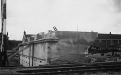 164727 Afbeelding van het zuidelijke landhoofd van het in aanbouw zijnde spoorviaduct over de Bleekstraat te ...