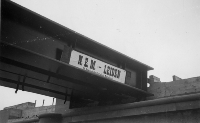 164728 Afbeelding van de oplegging van de liggers op het zuidelijke landhoofd van het in aanbouw zijnde spoorviaduct ...