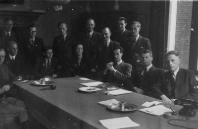 124817 Groepsportret van de staf van de B.S. (Binnenlandse Strijdkrachten) in het hoofdkwartier (Academiegebouw, ...