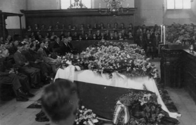 92818 Afbeelding van de begrafenisplechtigheid van leden van de B.S. (Binnenlandse Strijdkrachten) die in een ...