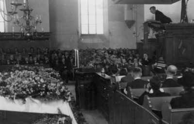 92819 Afbeelding van de begrafenisplechtigheid van leden van de B.S. (Binnenlandse Strijdkrachten) die in een ...