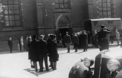 92820 Afbeelding van de begrafenisplechtigheid van leden van de B.S. (Binnenlandse Strijdkrachten) die in een ...