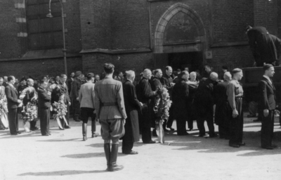 92821 Afbeelding van de begrafenisplechtigheid van leden van de B.S. (Binnenlandse Strijdkrachten) die in een ...