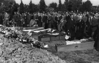 92824 Afbeelding van de begrafenisplechtigheid van leden van de B.S. (Binnenlandse Strijdkrachten) die in een ...
