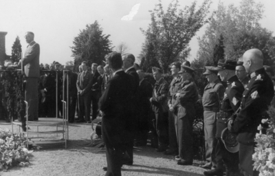 92825 Afbeelding van de begrafenisplechtigheid van leden van de B.S. (Binnenlandse Strijdkrachten) die in een ...