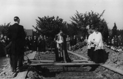 92827 Afbeelding van de begrafenisplechtigheid van leden van de B.S. (Binnenlandse Strijdkrachten) die in een ...