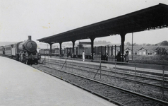 164759 Gezicht op het tweede perron van het N.S.-station Valkenburg te Valkenburg. met links een naderende trein ...
