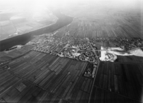 92857 Luchtfoto van Spakenburg (gemeente Bunschoten) en Bunschoten met omringende polders uit het westen.