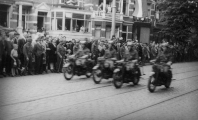 124826 Afbeelding van de Memorial D-Day Parade.Motororrijders van de 3rd Canadian Infantry Division in de Biltstraat, ...