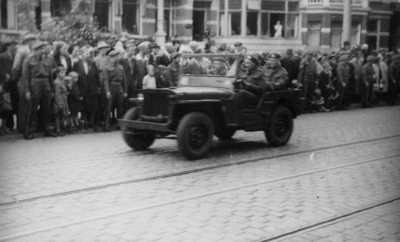 124827 Afbeelding van de Memorial D-Day Parade.Een jeep met militairen van de 3rd Canadian Infantry Division in de ...