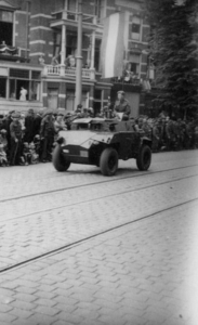 124828 Afbeelding van de Memorial D-Day Parade.Een armoured car met militairen van de 3rd Canadian Infantry Division in ...