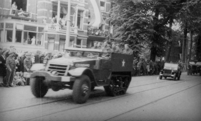 124829 Afbeelding van de Memorial D-Day Parade.Een half track met militairen van de 3rd Canadian Infantry Division in ...