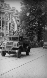 124830 Afbeelding van de Memorial D-Day Parade.Een Bedford truck van de 3rd Canadian Infantry Division in de ...