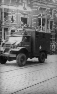 124831 Afbeelding van de Memorial D-Day Parade.Een Bedford truck van de 3rd Canadian Infantry Division in de ...