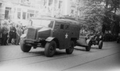 124833 Afbeelding van de Memorial D-Day Parade.Een truck met veldgeschut van de 3rd Canadian Infantry Division in de ...