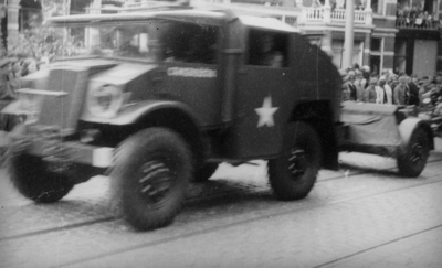124835 Afbeelding van de Memorial D-Day Parade.Een truck met veldgeschut van de 3rd Canadian Infantry Division in de ...