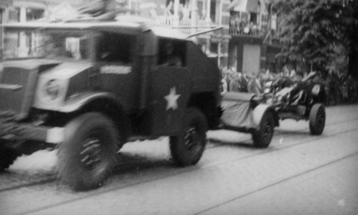 124836 Afbeelding van de Memorial D-Day Parade.Een truck met veldgeschut van de 3rd Canadian Infantry Division in de ...