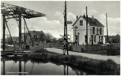 164787 Gezicht op het N.S.-station Vinkeveen te Vinkeveen, met links op de voorgrond de klapbrug en de Demmerik.