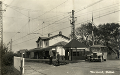 164807 Gezicht op het N.S.-station Warmond te Warmond, met links van de overweg het seinhuis post T.