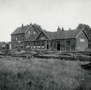 164822 Gezicht op het voormalige stationsgebouw van de G.O.L.S. te Winterswijk (Winterswijk G.O.L.S.).