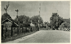 164841 Gezicht op de spoorwegovergang in de Wageningsestraat te Zetten, met links wachterswoning nr. 11 bij het ...