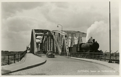 164859 Gezicht op de verkeersbrug en spoorbrug over de IJssel te Zutphen, met rechts een stoomlocomotief uit de serie ...