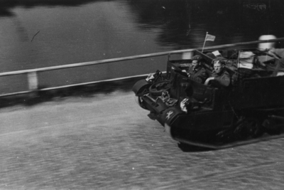 124839 Afbeelding van de Memorial D-Day Parade.Een Bren Gun Carrier van de 3rd Canadian Infantry Division op de ...