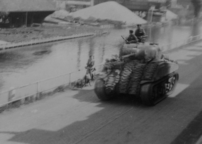 124840 Afbeelding van de Memorial D-Day Parade.Een Sherman Tank van de 3rd Canadian Infantry Division op de Leidseweg ...