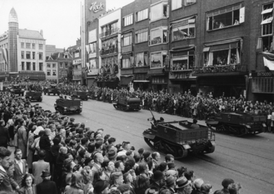 124663 Afbeelding van de Memorial D-Day Parade.Legervoertuigen van de 3rd Canadian Infantry Division in de Potterstraat ...