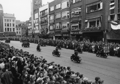 124665 Afbeelding van de Memorial D-Day Parade.Motorrijders van de 3rd Canadian Infantry Division in de Potterstraat te ...