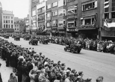 124666 Afbeelding van de Memorial D-Day Parade.Legervoertuigen van de 3rd Canadian Infantry Division in de Potterstraat ...