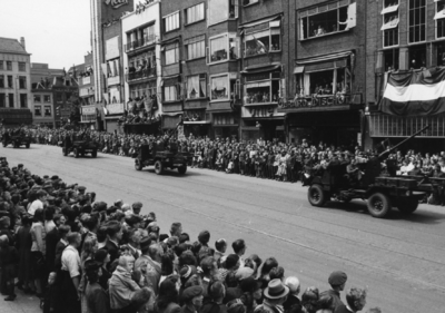 124667 Afbeelding van de Memorial D-Day Parade.Legervoertuigen van de 3rd Canadian Infantry Division in de Potterstraat ...