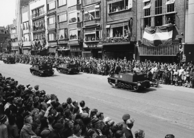 124668 Afbeelding van de Memorial D-Day Parade.Legervoertuigen van de 3rd Canadian Infantry Division in de Potterstraat ...