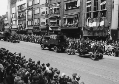124669 Afbeelding van de Memorial D-Day Parade.Legervoertuigen van de 3rd Canadian Infantry Division in de Potterstraat ...