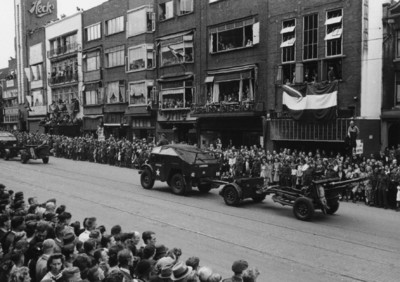 124670 Afbeelding van de Memorial D-Day Parade.Legervoertuigen van de 3rd Canadian Infantry Division in de Potterstraat ...