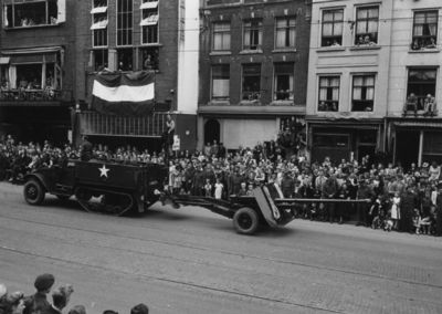 124671 Afbeelding van de Memorial D-Day Parade.Legervoertuigen van de 3rd Canadian Infantry Division in de Potterstraat ...
