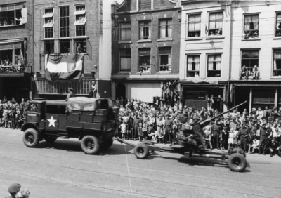 124672 Afbeelding van de Memorial D-Day Parade.Legervoertuigen van de 3rd Canadian Infantry Division in de Potterstraat ...
