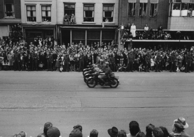 124673 Afbeelding van de Memorial D-Day Parade.Motorrijders van de 3rd Canadian Infantry Division in de Potterstraat te ...