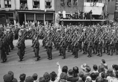 124674 Afbeelding van de Memorial D-Day Parade.Infanteristen van de 3rd Canadian Infantry Division in de Potterstraat ...