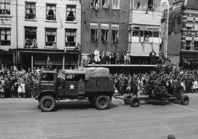 124675 Afbeelding van de Memorial D-Day Parade.Een legervoertuig van de 3rd Canadian Infantry Division in de ...