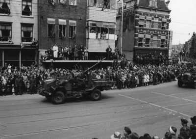 124676 Afbeelding van de Memorial D-Day Parade.Een legervoertuig van de 3rd Canadian Infantry Division in de ...