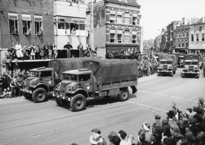124677 Afbeelding van de Memorial D-Day Parade.Legervoertuigen van de 3rd Canadian Infantry Division in de Potterstraat ...