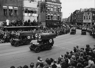 124678 Afbeelding van de Memorial D-Day Parade.Rode Kruis legervoertuigen van de 3rd Canadian Infantry Division in de ...