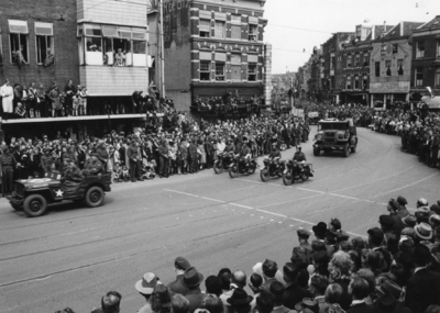 124679 Afbeelding van de Memorial D-Day Parade.Legervoertuigen en motorrijders van de 3rd Canadian Infantry Division in ...