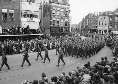 124680 Afbeelding van de Memorial D-Day Parade.Infanteristen van de 3rd Canadian Infantry Division in de Potterstraat ...