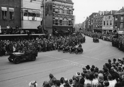 124681 Afbeelding van de Memorial D-Day Parade.Legervoertuigen en motorrijders van de 3rd Canadian Infantry Division in ...