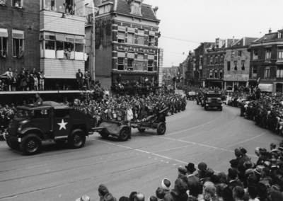 124682 Afbeelding van de Memorial D-Day Parade.Legervoertuigen van de 3rd Canadian Infantry Division in de Potterstraat ...