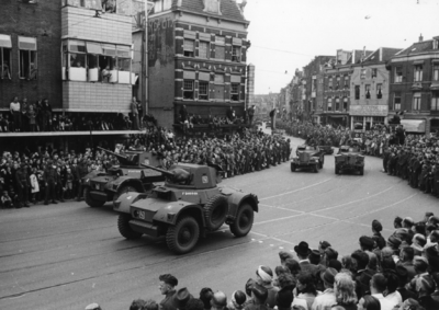 124683 Afbeelding van de Memorial D-Day Parade.Legervoertuigen van de 3rd Canadian Infantry Division in de Potterstraat ...
