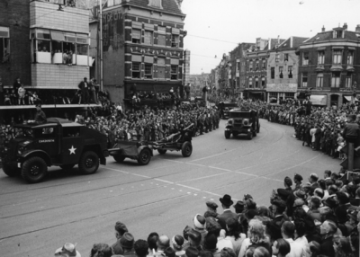 124690 Afbeelding van de Memorial D-Day Parade.Legervoertuigen van de 3rd Canadian Infantry Division in de Potterstraat ...