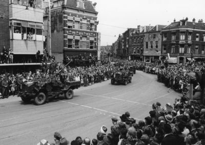 124691 Afbeelding van de Memorial D-Day Parade.Legervoertuigen van de 3rd Canadian Infantry Division in de Potterstraat ...